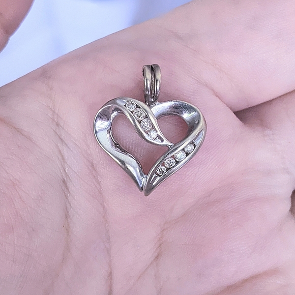 10K solid white gold diamond heart pendant - Picture 7 of 15